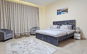 Luxurious Furnished Apartment Prime Location